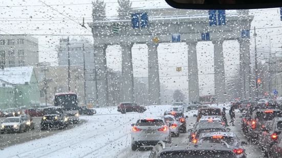 旅游去到俄罗斯，在俄罗斯里到处可以见到有凯旋门，旅游车经常会