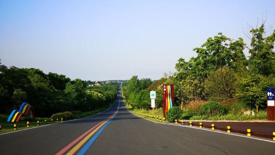 全程都是彩虹公路，开车很养眼，到神女湖驿站附近就是天路，远处