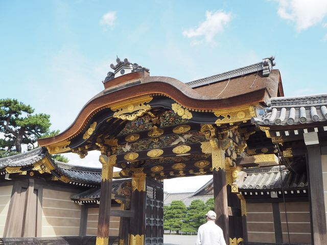 豪華な天守閣の「二条城」
