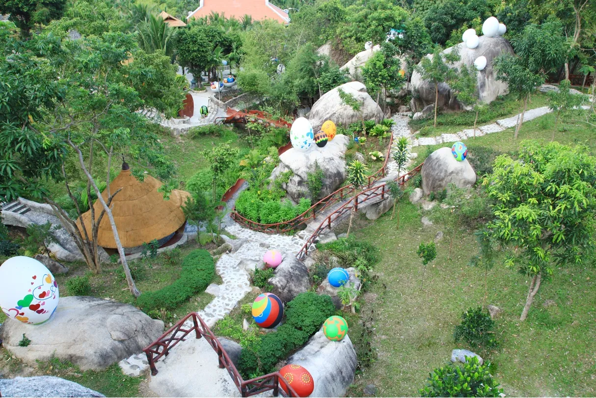 3_100 Egg Theme Park