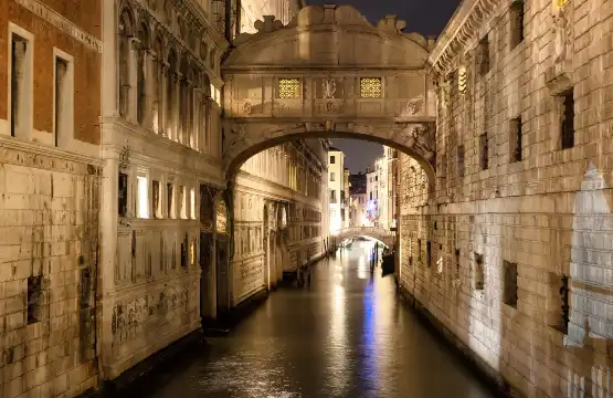 Hotels near Bridge of Sighs
