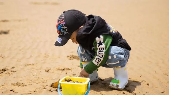 Beachcombing in Rizhao