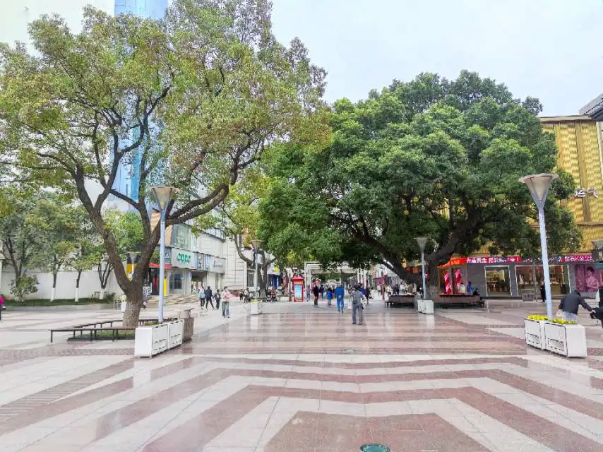 鄰近人民路步行街的酒店