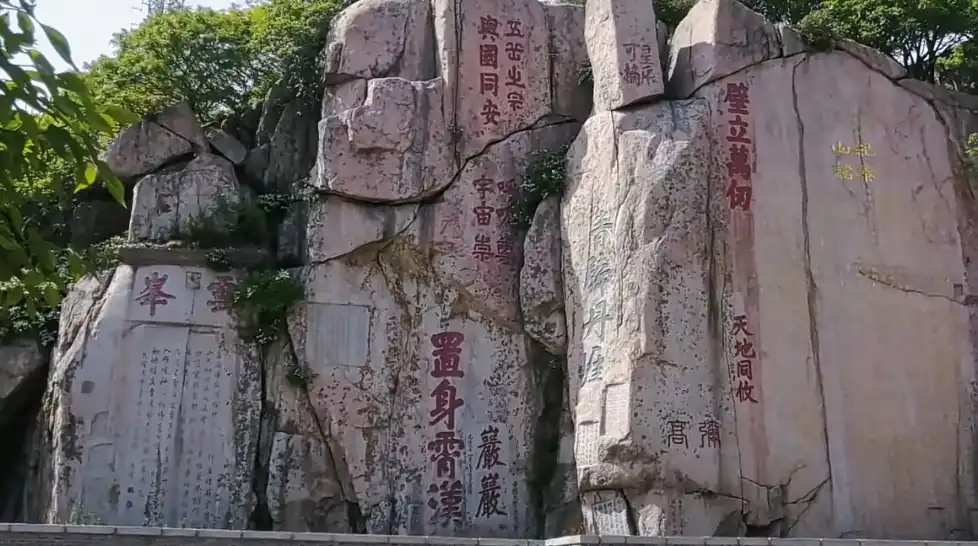 Hotels near Daguan Peak