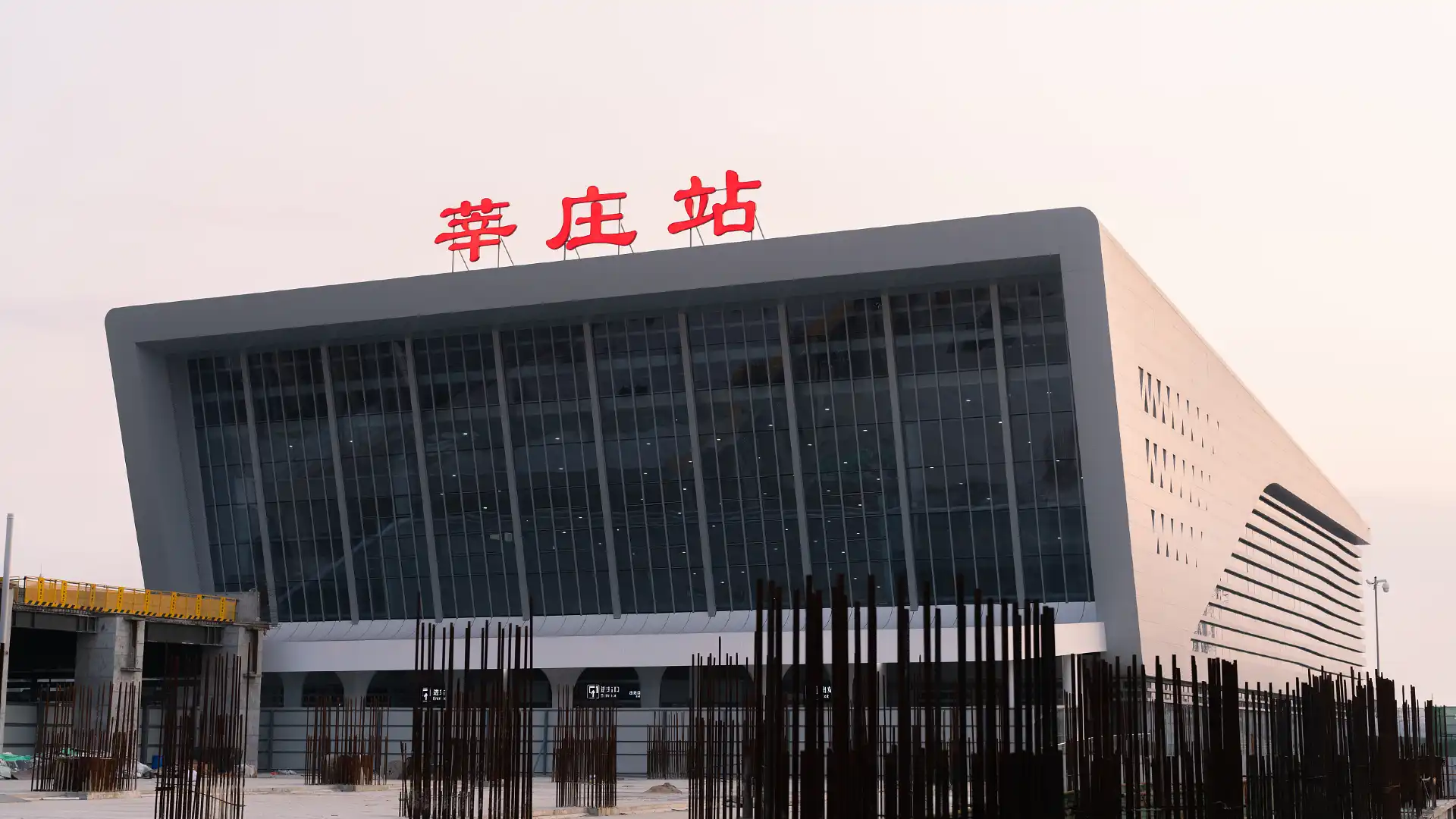Hotels near Xinzhuang Railway Station