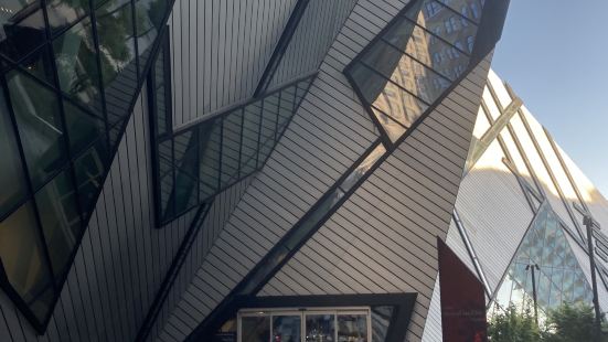 安大略皇家博物馆（ROM），是一个把展品做成大门的地方，外形