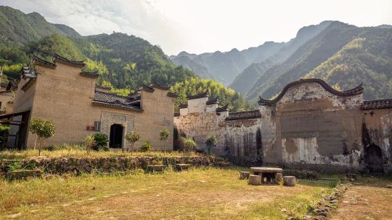 独山古寨位遂昌西部，周围高山耸立，村前孤峰独峙，村外缓缓细流