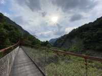 水雲吊橋，偶像劇「我可能不會愛你」取景處！紅色吊橋在青山綠水之間格外搶眼