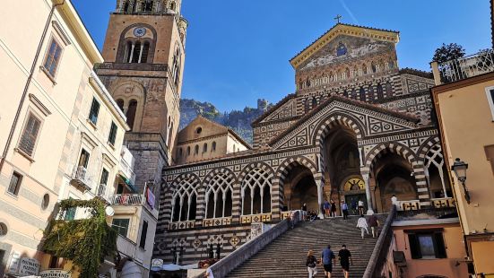 圣安德烈亚大教堂也称阿马尔菲主教座堂，位于意大利坎帕尼亚的阿