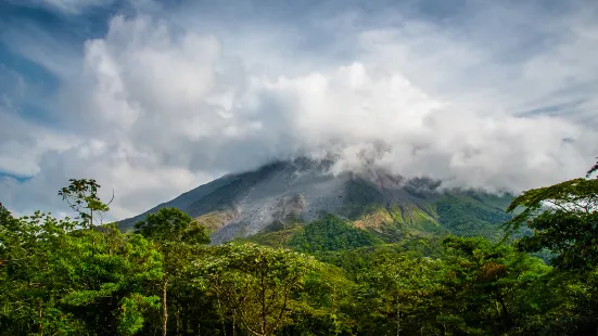 阿雷納爾火山