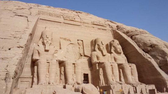 到阿斯旺旅游，要参观阿布辛贝神庙，阿布辛贝神庙位于埃及阿斯旺