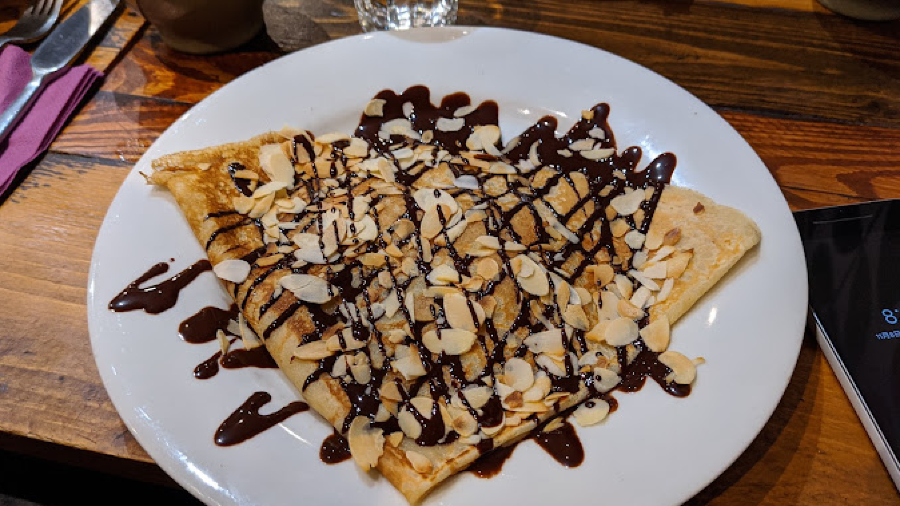 Lucette fait des Crepes