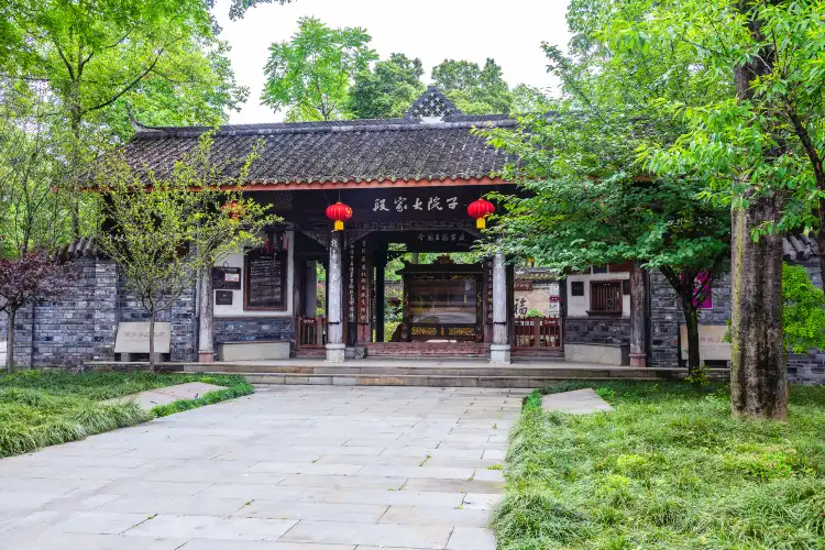 Hotels near Duan Family Courtyard