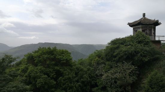 崆峒水库就在崆峒山的下面，在很多地方都能够看到，可以看到这个