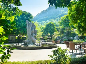 Baojing Palace Swan Lake Hot Spring Hotel