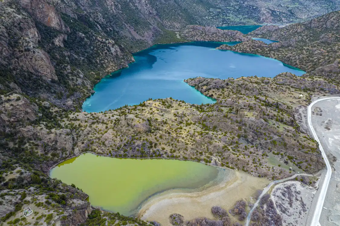 Hotels near Three Color Lake