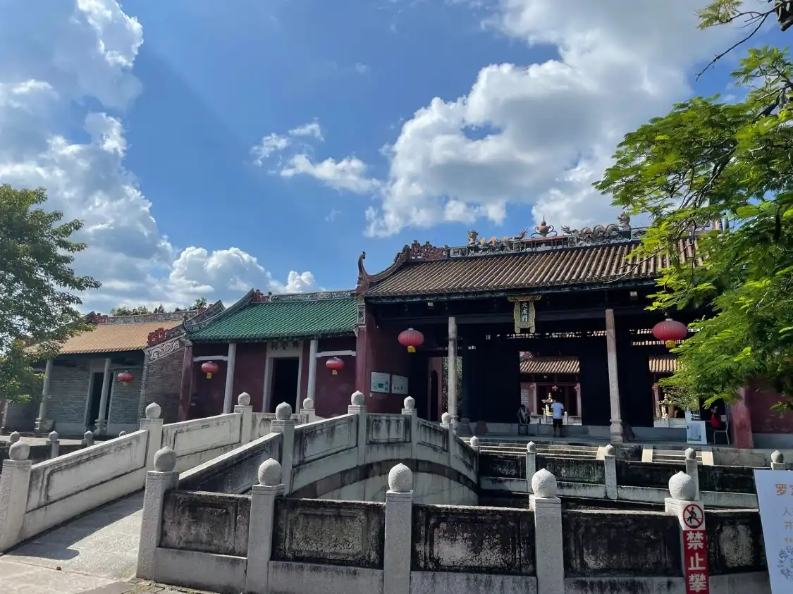 Hotels near Luoding Academy