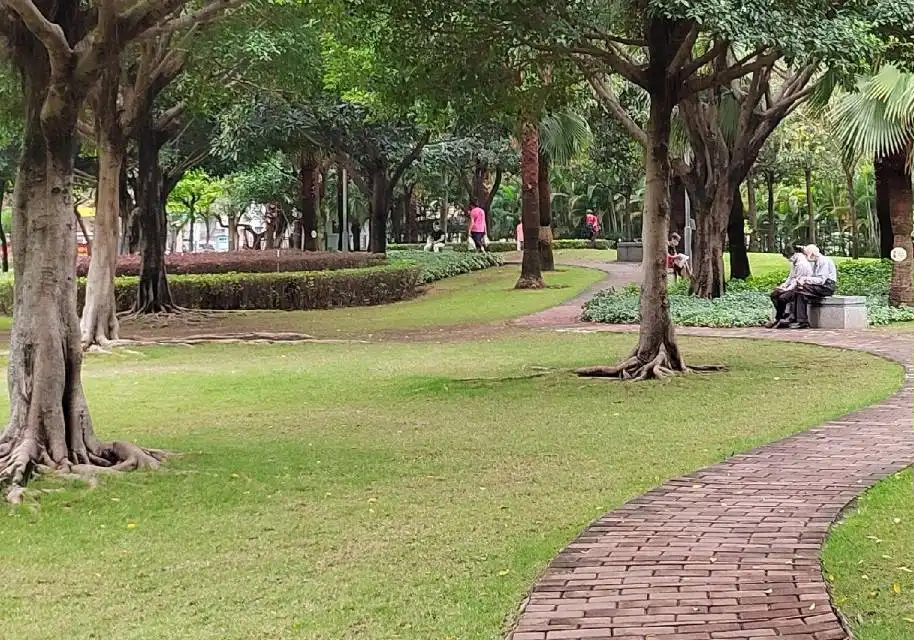 Hotels near Zunhuarenmin Park