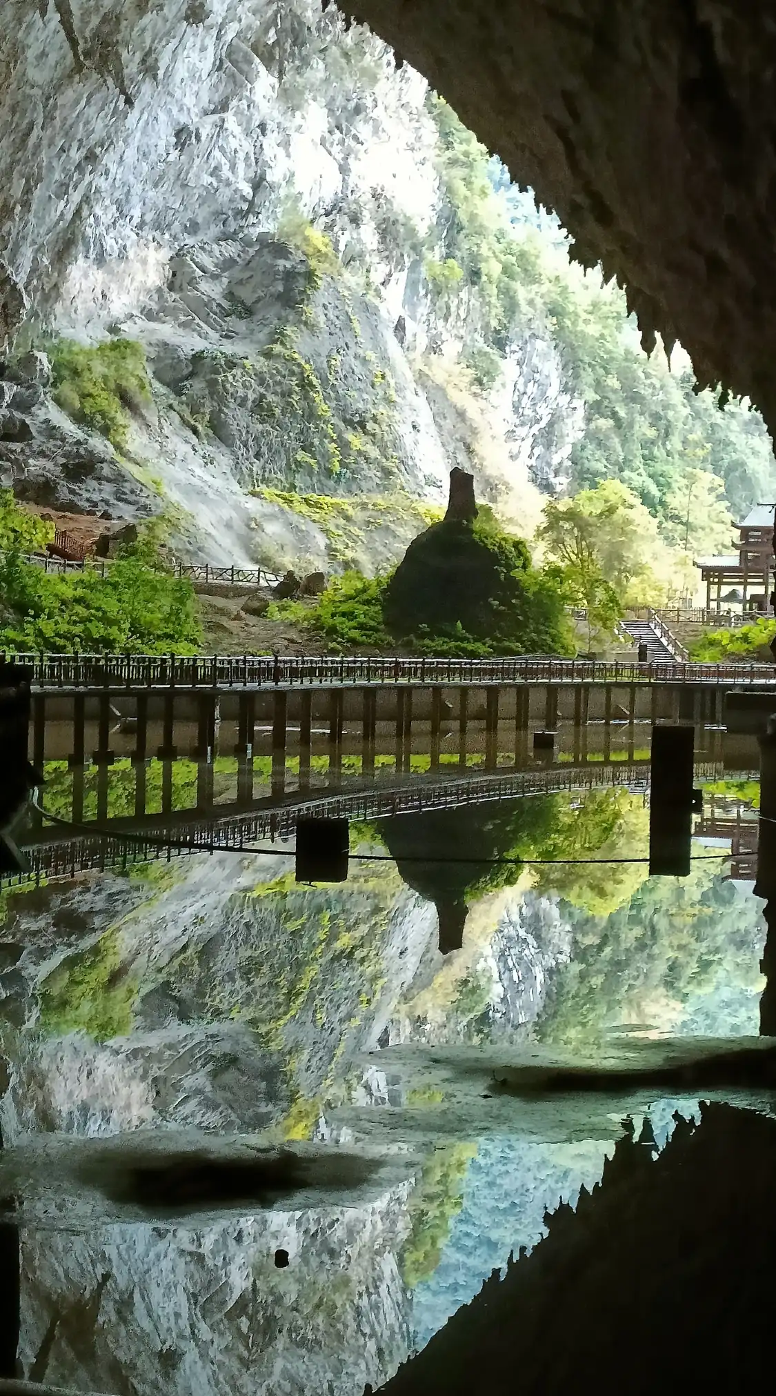 Hotels near Bama Dongtian Fudi Scenic Area