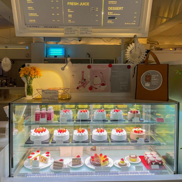 홍대 딸기케이크 맛집 '피오니'