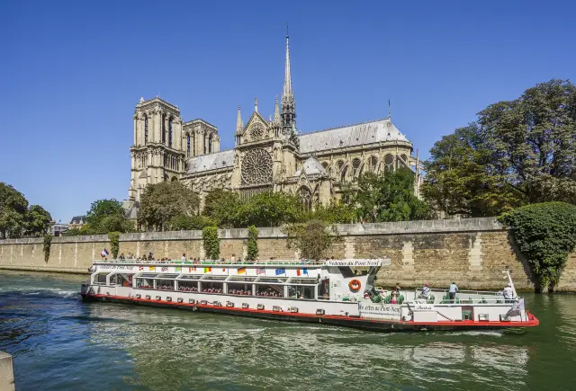 Sightseeing Boats in Paris