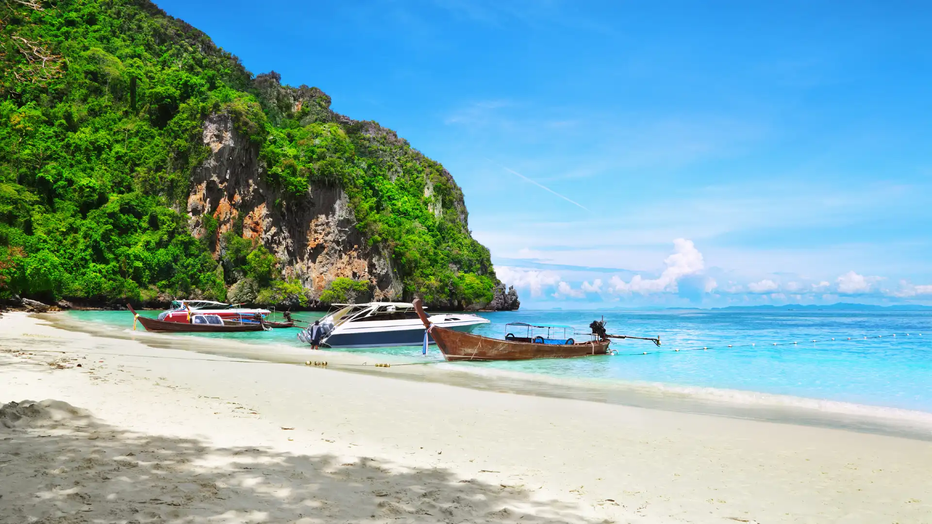 Hotels near Monkey Beach