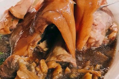 Kha Mu Charoensang Silom