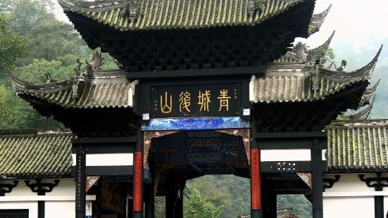 泰安寺位于青城后山脚下的泰安古镇。古镇不大，在比较靠边的位置