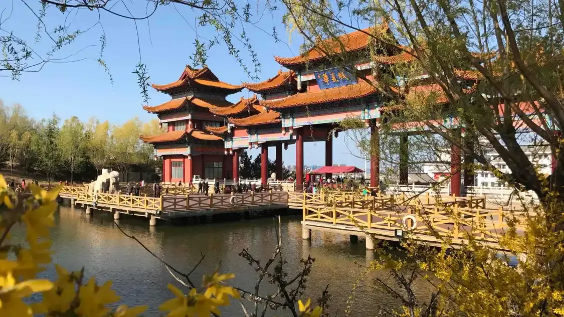 Hotels near China’s No.1 Memorial Archway