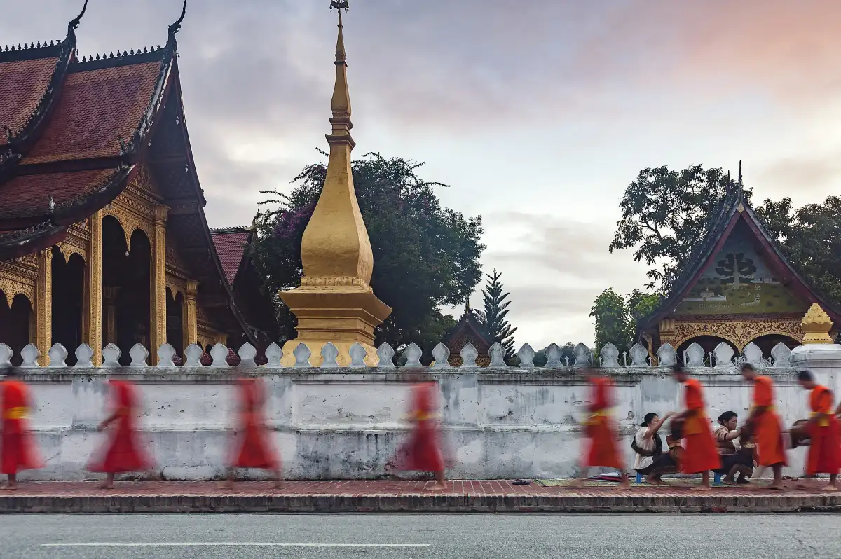 จุดชมพิธีตักบาตรหลวงพระบาง