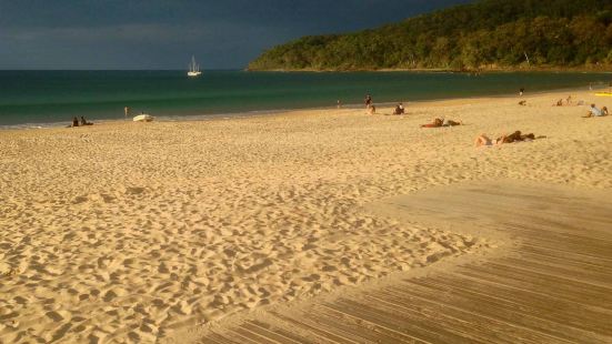 澳大利亞東海岸的努薩海灘位於昆士蘭州的陽光海岸，自1890年