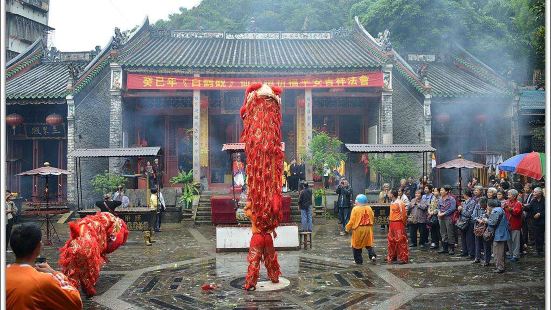 梧州白鹤观，位于广西梧州市城西鸳鸯江畔白鹤岗之南麓，始建于唐