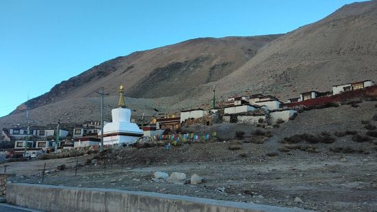 絨布寺位於西藏日喀則地區定日縣巴松鄉南面珠穆朗瑪峰下絨布溝東