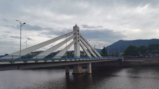 浣江是一条流经诸暨市区的河流，岸边的浣江公园绿树成荫，水草青