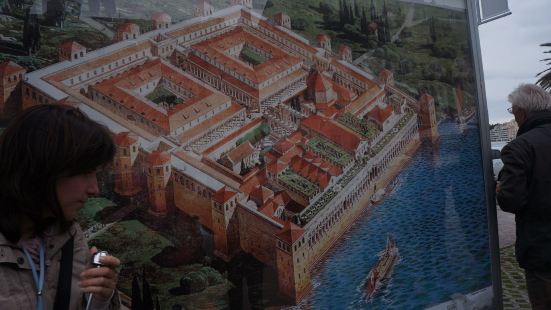 戴克里先宫是集军事堡垒和皇家宫殿于一体的古罗马建筑群。行宫符