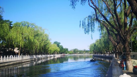 后海位于北京市中心西城区，后海是什刹海的一个组成部分，由前海