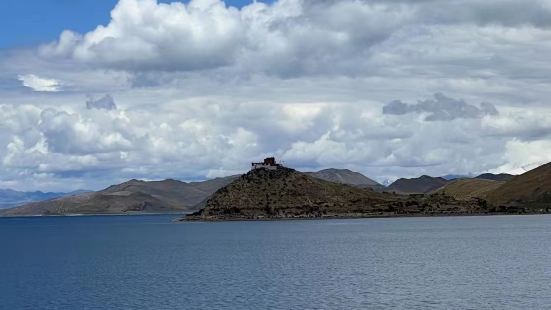 作为西藏三大圣湖之一的羊卓雍措留下了无数旅客的足迹。但，或许
