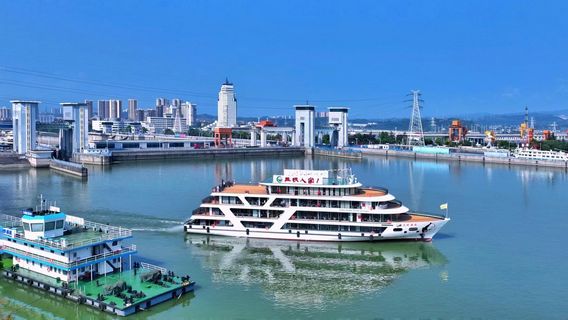 Boat into Tribe of the Three Gorges