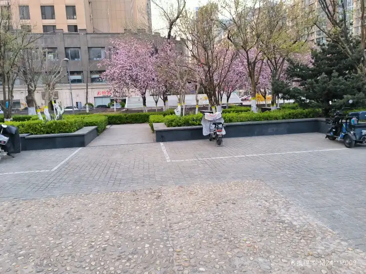 Hotels near Weifang People's Park