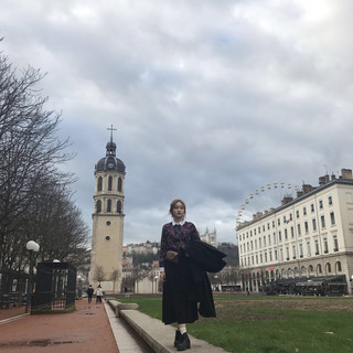 [🇫🇷프랑스 #리옹 / 이색 프랑스 여행 코스💝]

🎊다시 시작하는 프랑스 여행🎊

프랑스를 좋아하시는 분들께 추천드리고 싶은 도시가 있어요!
바로 프랑스 남부 쪽에 위치한 ‘리옹’이라는 도시입니다.
도시가 그렇게 크지 않아 하루 안에 다 돌아보실 수 있어요~

프랑스 최고의 미식 도시로도 유명하기 때문에
아침 점심 저녁으로 맛있는 식사를 위해 방문하셔도 괜찮답니다🥰 저는 밤에 술 한잔 하기 위해 레스토랑으로 나섰는데 
분위기가 막 그렇게 시끄럽지도 않고 고급스러우며 격자무늬 식탁보가 매력적이었어요♥️

아무튼 구석구석을 돌아보는 재미가 있는 리옹!
프랑스에 오시면 한 번 방문해 보는게 어떨까용!☺️☺️👍

#유럽여행 #프랑스여행 #리옹여행 #여행사진정리 
 
#여행가이드북#다음엔여기#초보사진가#도시여행#휴양여행#자연과함께#안전여행