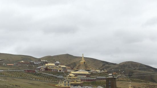 东嘎寺在从色达到甘孜县的路边上，出色达县城大约5公里即到，远