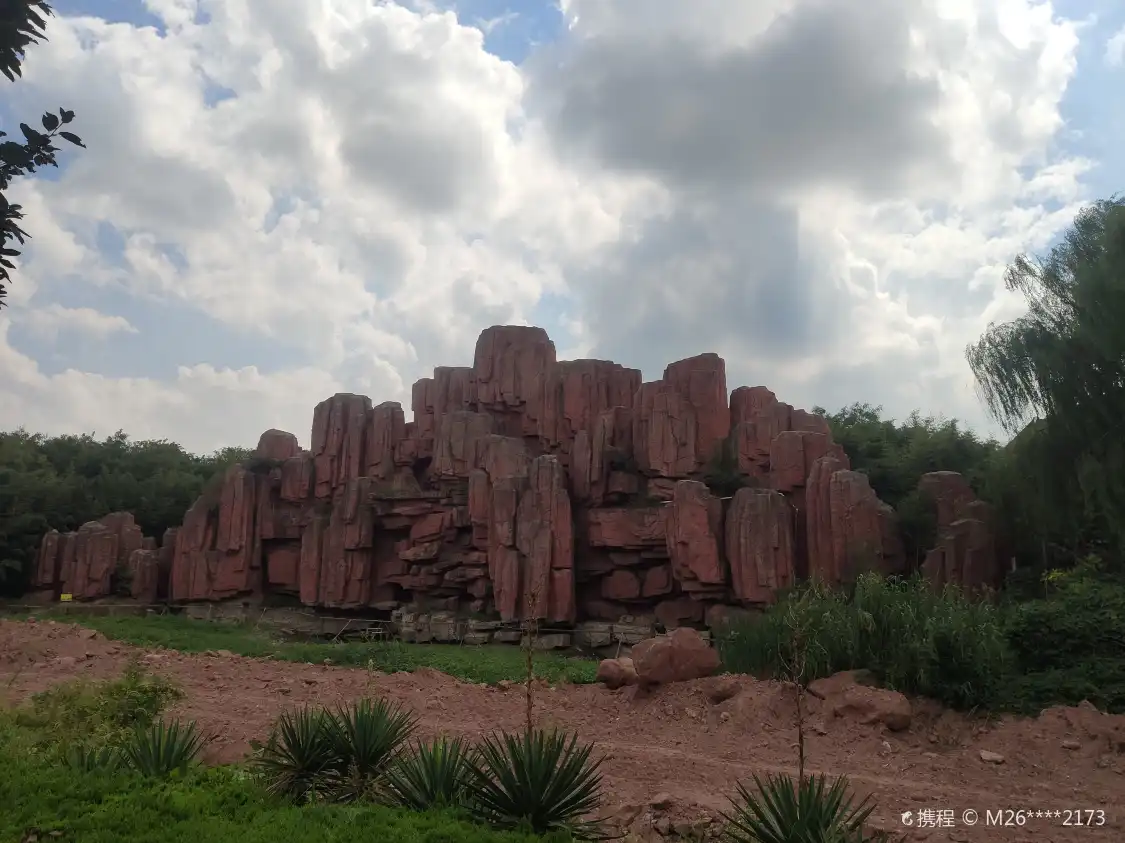 Hotels near Hongshihu Park