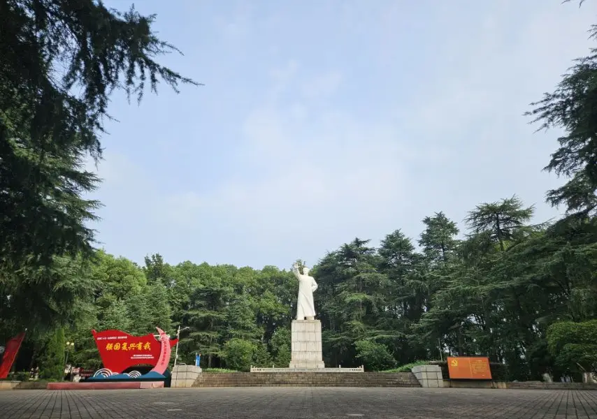 Maozedong Tongzhi Qingnian Diaosu Park