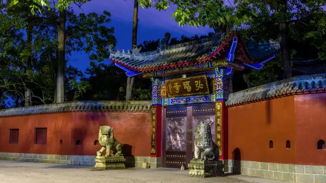 Hotels near Qianling Mountain Park
