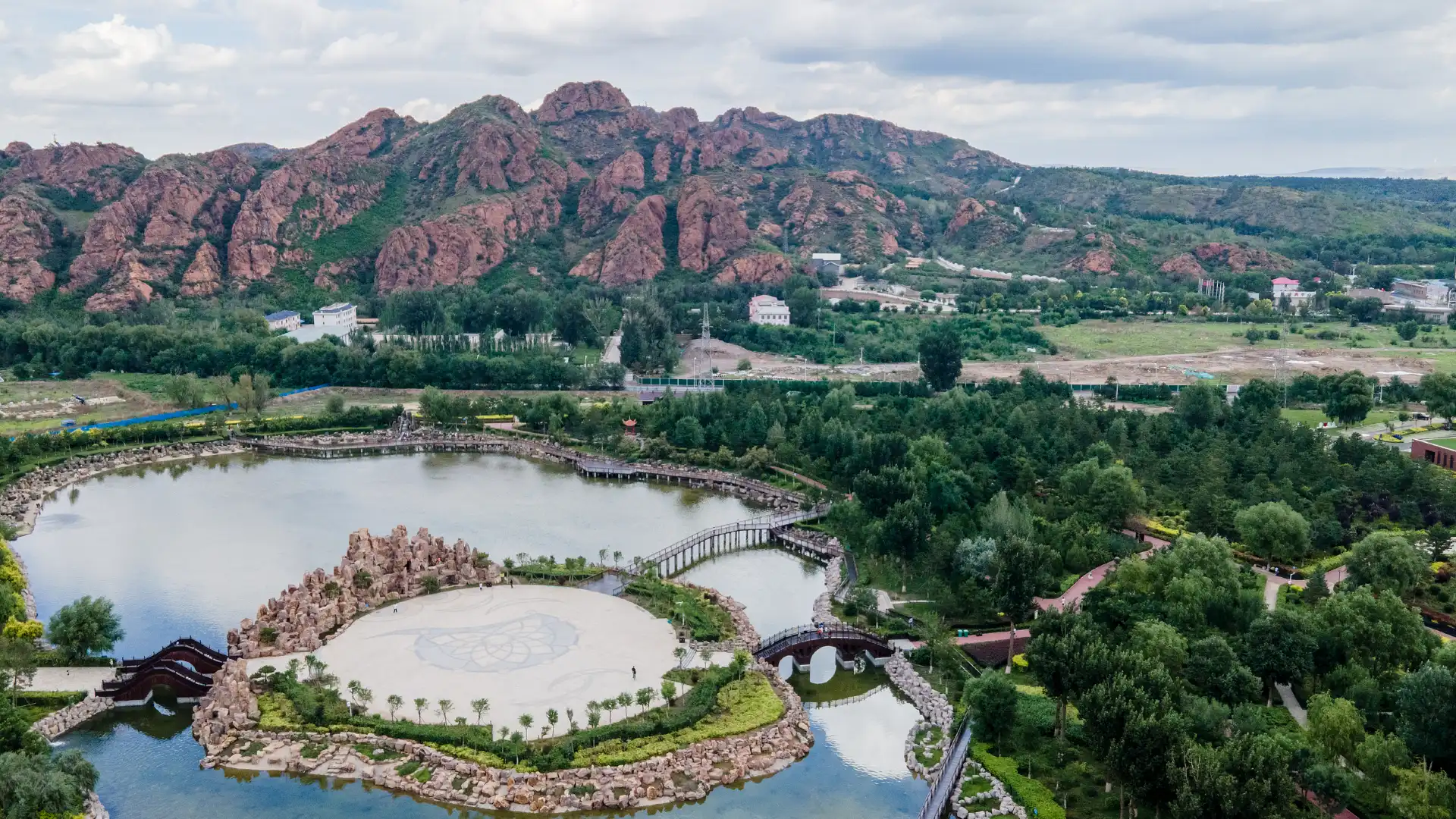 Hotels near Hongshan National Forest Park