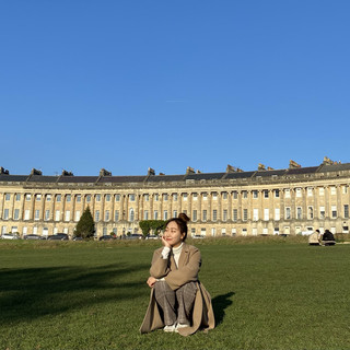 [Bath Royal Crescent, the filming location of Netflix's Bridgerton, which is currently popular]

Bath, a hot spring city that is great for a day trip from London! I'll introduce you to the Royal Crescent located there. The Royal Crescent is said to be the most perfect crescent in Europe. It is a place where 30 houses are lined up, so people actually live there.

The filming location of the very popular Netflix original drama [Bridgerton] was Bath, so I watched the drama with even more interest. It is set in London, but since the setting is the 1800s, it seems like they filmed a lot in Bath.

In addition, in the movie [The Duchess], there was a scene where Keira Knightley was walking in front of this place wearing a medieval dress. Just like in the movie, there were many people sitting on the grass in the photo, having a picnic, or enjoying leisure time. I don't know why, but it looked romantic💚 I went in the winter, but I think it would be better to go in the summer because it's warm☀️

#LondonTravel #London #EnglandTravel #England #EuropeTravel #Europe #BathTravel #Bath #RoyalCrescent #LondonSuburbs #SmallCityTravel #SuburbTravel #DayTrip #TrailTravel #HotSpotTravel #HotSpotRestaurant #royalcrescent #bath #london #england

#NextTimeHere#WinterTravel#2019Travel#LifeShotSpot#LifeTravelDestination#YearEndTravel#CityTravel