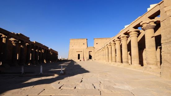 菲莱神庙位于埃及阿斯旺，埃及阿斯旺修建在阿斯旺城南尼罗河中的