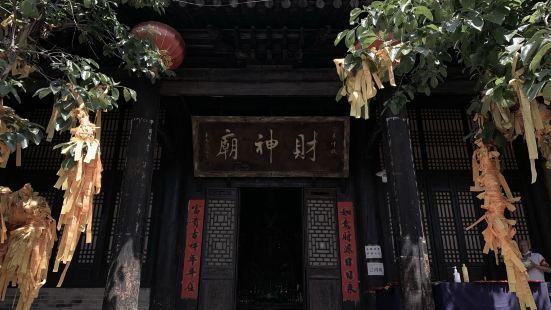 袁家村景区位于西安市北,乘车约1.5小时可到达,除了可以逛景