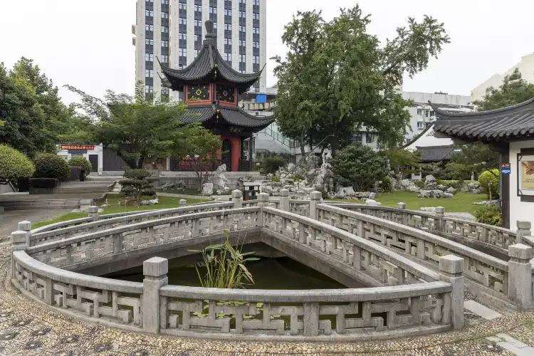 Hotels near Dazhongting Park