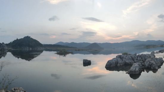 海峰湿地是山、水、林、石、洞、潭及草地为一体的典型的喀斯特湿